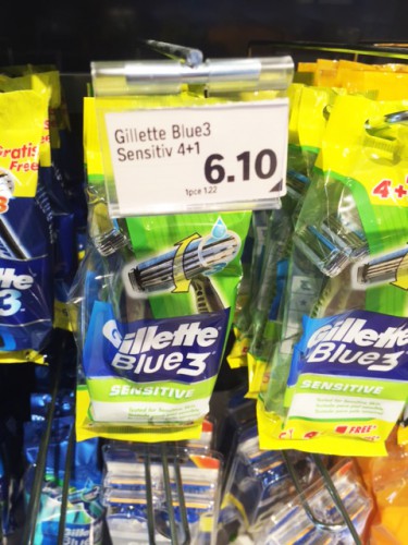 Finalement les prix se tiennent, à la différence qu'ici à chaque fois on a un nouveau manche et pour quasiment le même prix (10ct en +) Gillette propose un rasoir gratuit.