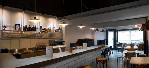 Voilà un encrage social réel pour une boutique physique. Levitation c'est un peu comme une grande famille et le client doit se sentir un peu comme chez lui. On est loin de l'esprit "client pur consommateur".